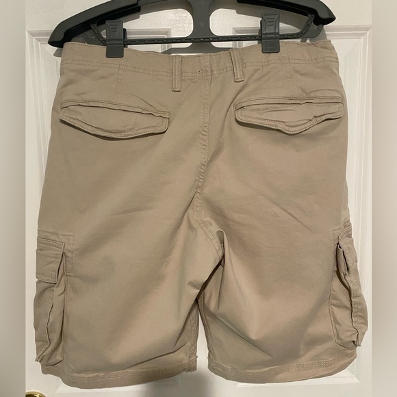 EUC Gap cargo shorts khaki size 34 men’s - Picture 3 of 5